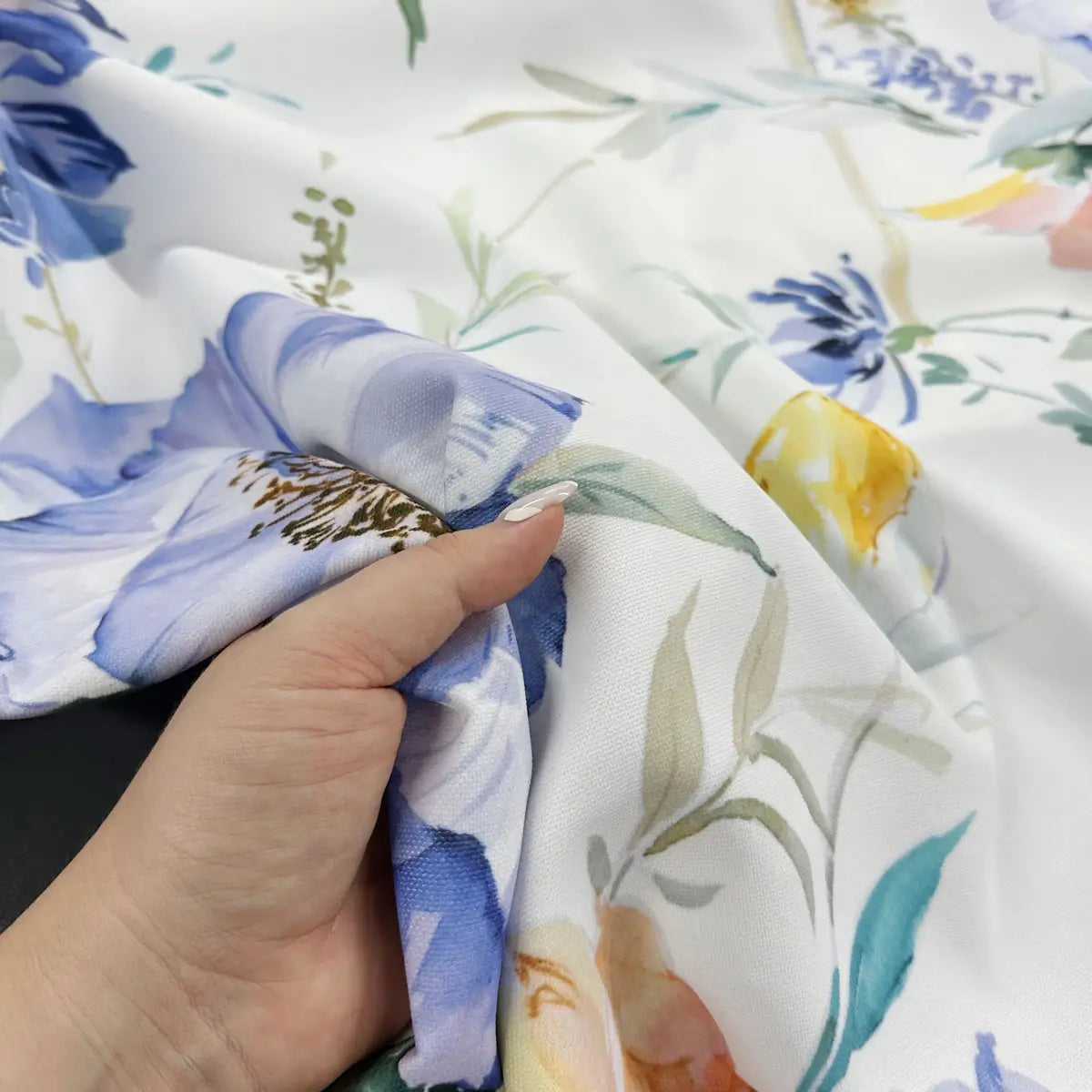 Table Runner's fabric with blue flowers