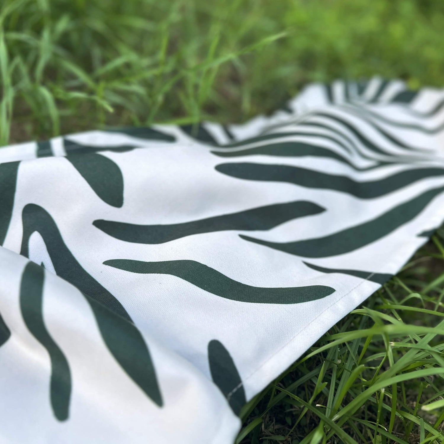 Table Runner Modern Abstract Green / Beige, Festive Original Short Tablecloth